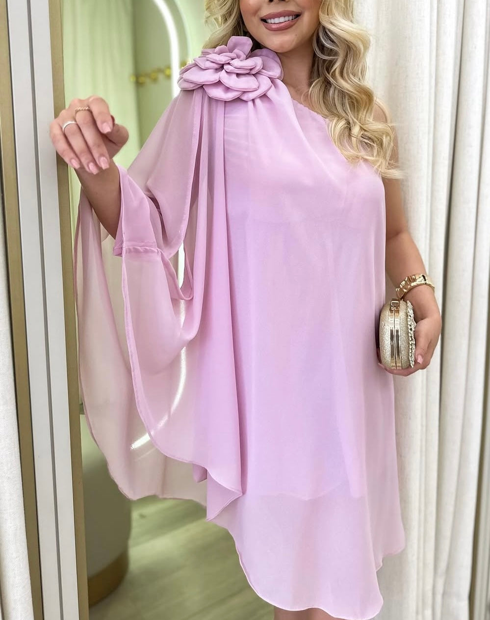 Vestido flor no ombro com macaquinho por baixo