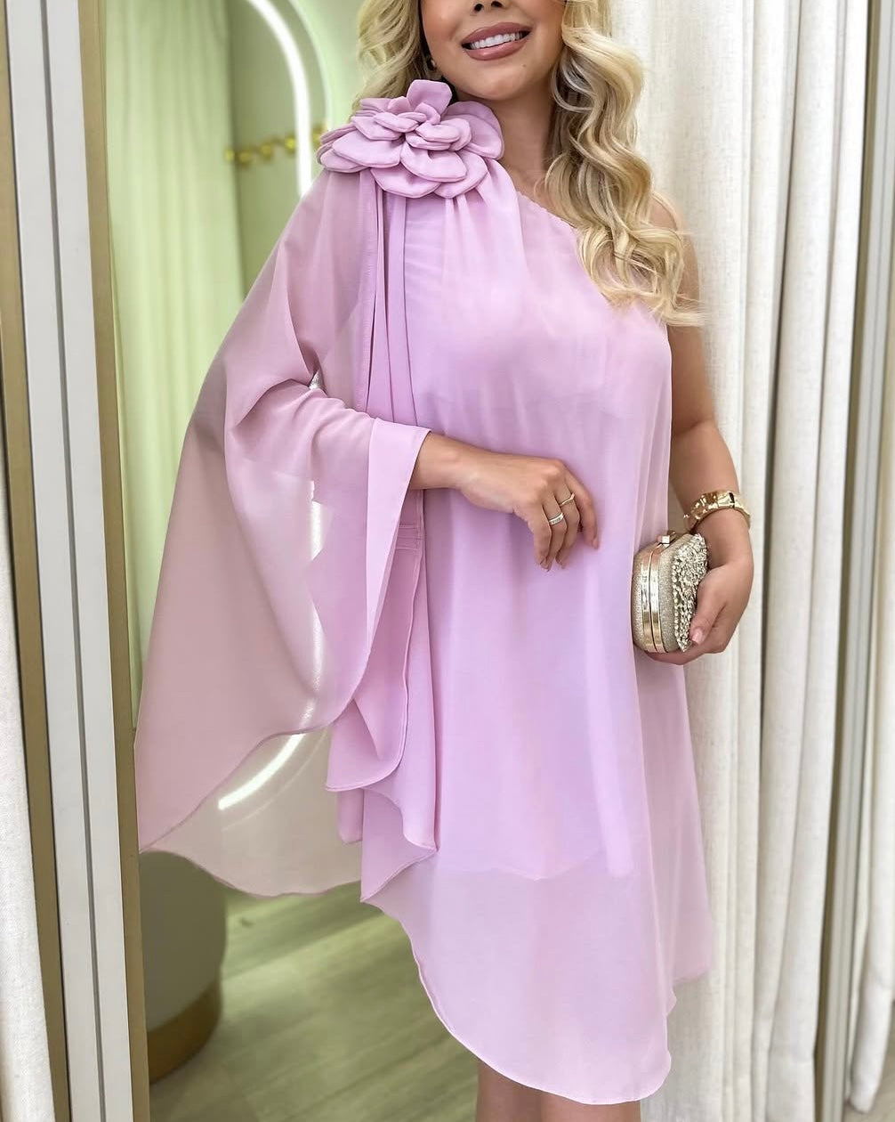 Vestido flor no ombro com macaquinho por baixo